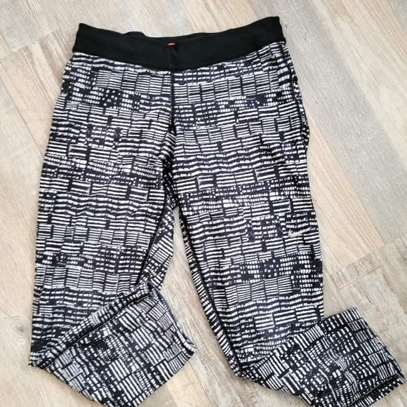 Nike Just Do It Crop Active Leggings Black and White Size Small - Picture 1 of 12